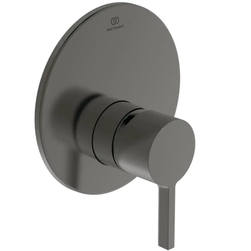 Wandmontierte Armatur in Schwarz mit runder Verblendung und hebelartigem Bediengriff. Produkt von Ideal Standard.